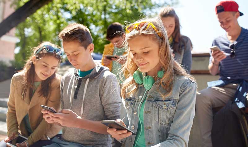 Teenager mit Smartphones, Stichwort Vorteile. 
(c) AdobeStock
