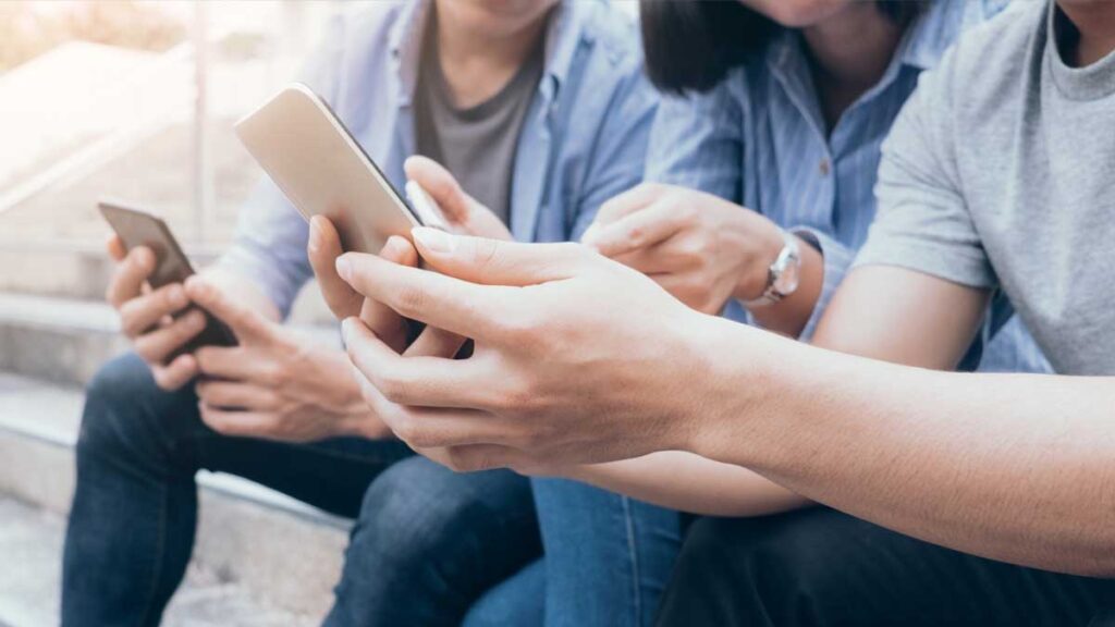 Die Hände von Jugendlichen mit Smartphones. (c) AdobeStock