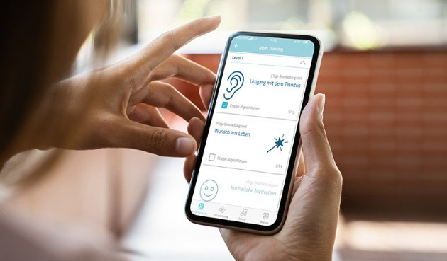 Tinnitus – neue Hoffnung für über 1 Million betroffene ÖsterreicherInnen 1 Die Hände einer Frau, die auf ihrem Smartphone die Tinnitus-App bedient.
(c) blackzheep_stock.adobe.com