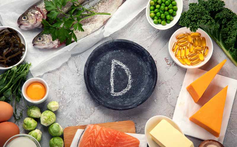 Nahrungsmittel mit viel Vitamin D um ein Teller, auf dem ein "D" geschrieben steht.
(c) AdobeStock