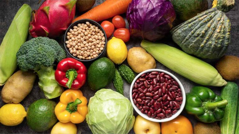 Obst, Gemüse und Hülsenfrüchte. (c) AdobeStock