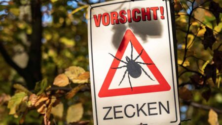 Ein Schild mit "Vorsicht Zecken". (c) AdobeStock