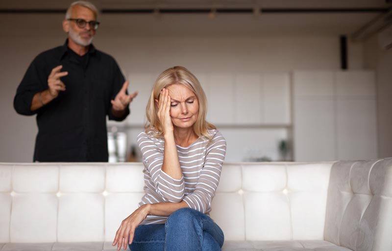 Gewalt gegen ältere Frauen ist ein großes Tabuthema in unserem Land! 1 Eine Frau sitzt auf einer Couch und hält sich den Kopf, dahinter ein gestikulierender Mann.
(c) AdobeStock