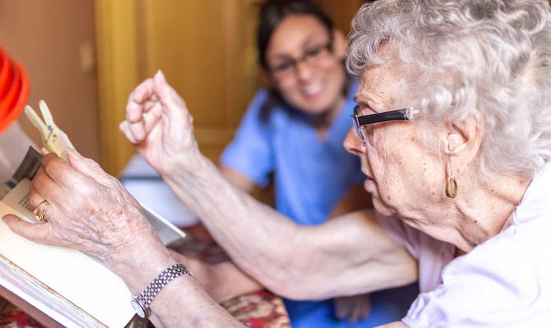 Eine alte Frau bei einem Training zur Verbesserung von Morbus Parkinson.
(c) AdobeStock