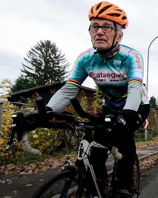 Ruhestand ist anders – Wettkampf-Pläne der Crataegutt®-Seniors 2023 1 Herbert Lackner auf seinem Rennrad.
(c) Crataegutt Seniors