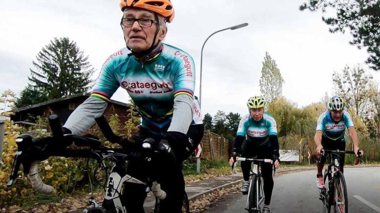 Herbert Lackner, Toni Gierer, Norbert Hager auf einer Fahrt mit ihren Rennrädern. (c) Crataegutt Seniors