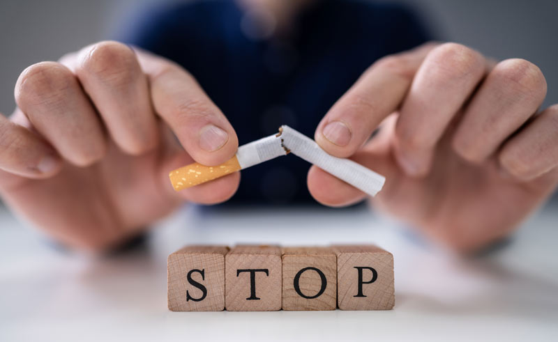 Zunehmende Risiken bedingen Anstieg bei Herz-Kreislauf-Erkrankungen 1 Die Hände eines Mannes, der eine Zigarette zerbricht; darunter mit Scrabble-Steinen das Wort Stop.
(c) AdobeStock