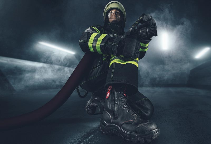Ein Feuerwehrmann kniet mit einem Schlauch in der Hand.
(c) STEITZ SECURA/ AGR e.V.