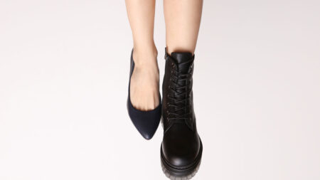 Die Füße einer Frau mit zwei verschiedenen Schuhen. (c) AdobeStock