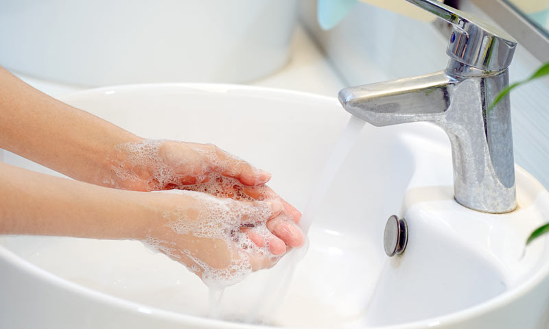 Die Hände einer Frau beim Händewaschen mit Seife, Stichwort Handhygiene.
(c) AdobeStock
