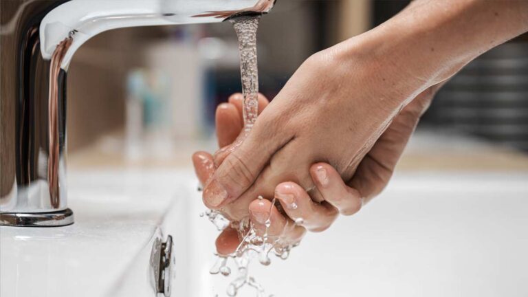 Die Hände einer Frau beim Händewaschen. (c) AdobeStock
