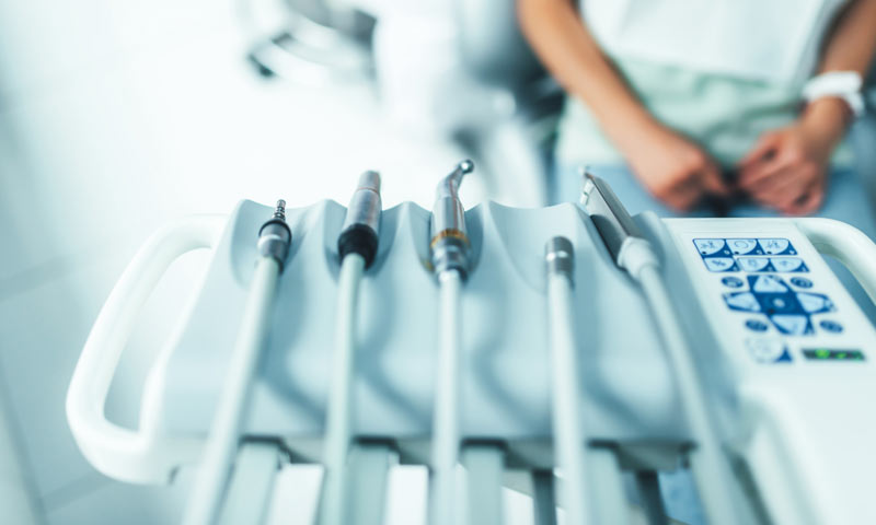#Mundgesundheit: Gesundes Zahnfleisch steht dir gut! Schütze es! 2 Apparatur eines Zahnarztes.
(c) AdobeStock
