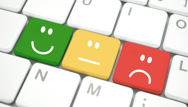 Der Ausschnitt einer Tastatur mit einem grünen lachenden Smiley, einem gelben neutralen und einem roten traurigen.
(c) AdobeStock