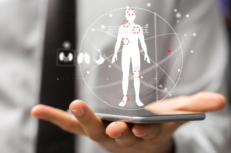 Illustration: die Hand einer Frau mit einem Smartphone, auf dem ein virtueller Mensch steht.
(c) AdobeStock