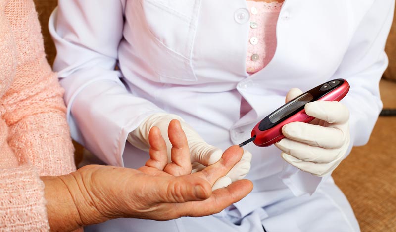 Eisberg voraus! Weiterhin schlechte Diabetes mellitus Typ 2-Datenlage 2 Ein Ärztin, die einer älteren Frau mit einem Gerät den Blutzucker misst, Stichwort Diabetes mellitus Typ 2.
(c) AdobeStock