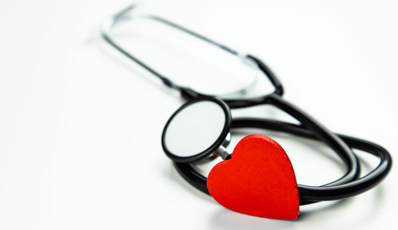Ein Stethoskop mit einem rotem Herz.
(c) AdobeStock