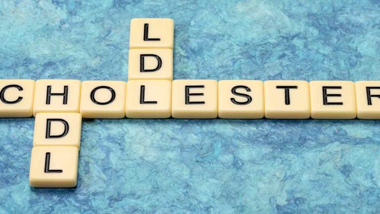 Scrabble-Steine, die Cholesterin, HDL und LDL zeigen. (c) AdobeStock