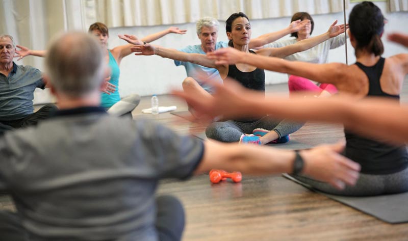 Wie sich ein aktiver Lebensstil »positiv« auf die Gesundheit auswirkt 2 Eine Gymnastikgruppe.
(c) AdobeStock