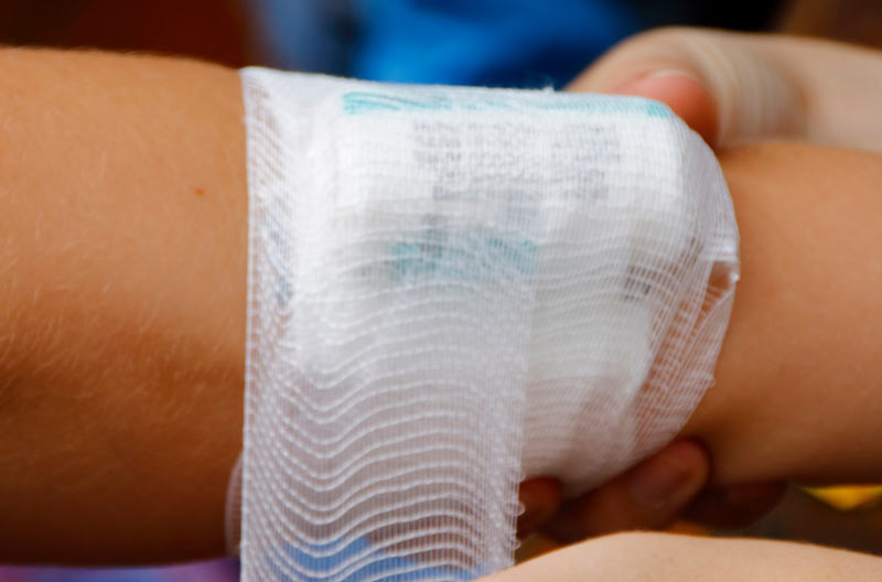 Sepsis: Symptome einer der häufigsten Todesursachen verstehen 2 Anlegen eines Druckverbandes, Stichwort Sepsis.
(c) AdobeStock