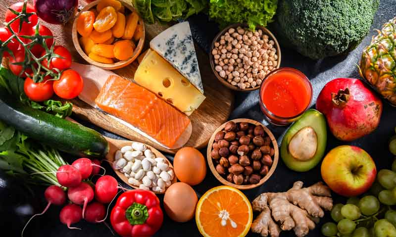 Demenzrisiko mit gesunder Ernährung, Sport & Sozialkontakten senken 2 Obst, Gemüse, Fisch, Käse, Nüsse und Hülsenfrüchte.
(c) AdobeStock