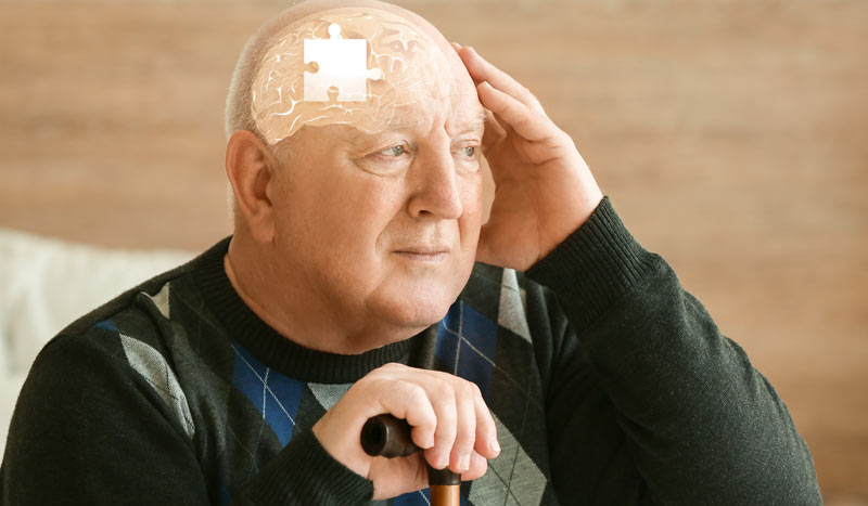 Demenzrisiko mit gesunder Ernährung, Sport & Sozialkontakten senken 1 Ein älterer Mann greift sich mit der Hand an den Kopf; dieser ist überzeichnet mit dem Gehirn, aus dem ein Puzzleteil fehlt.
(c) AdobeStock