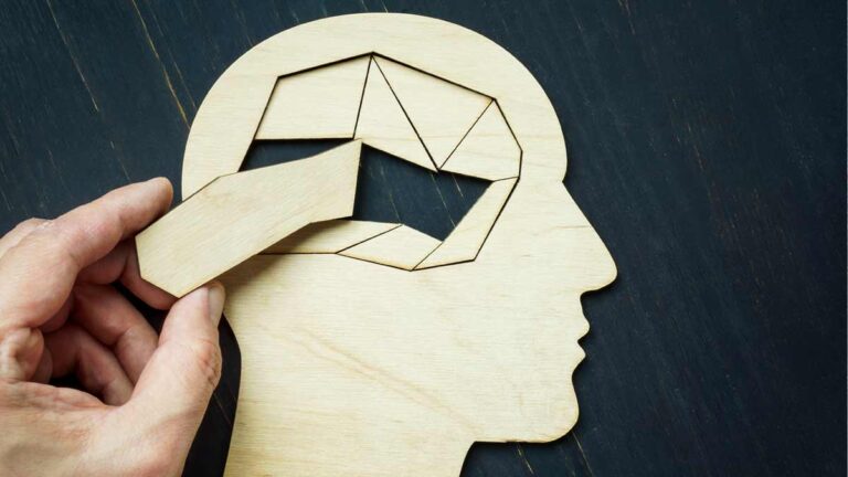 Profil eines Kopfes, von dem ein Puzzleteil herausgenommen wird. (c) AdobeStock