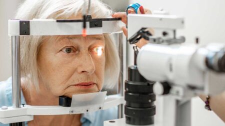 Eine ältere Frau bei der Untersuchung beim Augenarzt. (c) AdobeStock