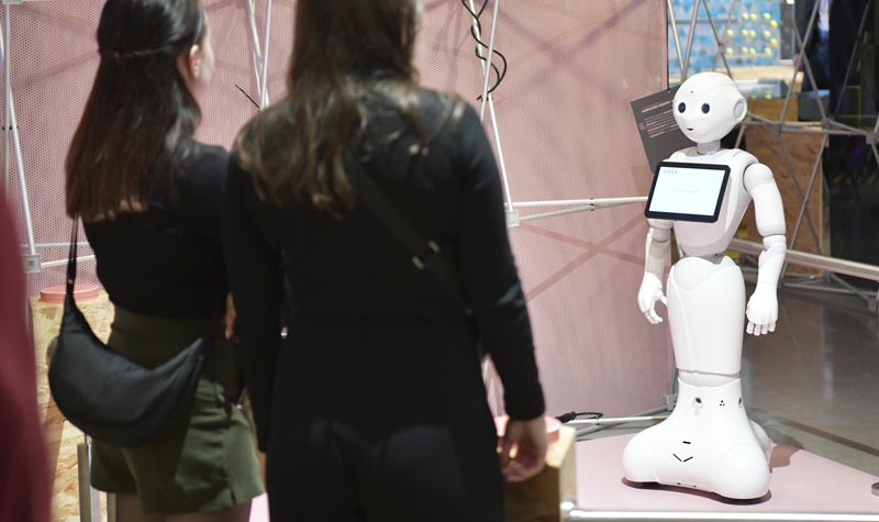 „Smart World“ – neue Sonderausstellung zu KI im Technischen Museum 2 Zwei Betrachterinnen eines Serviceroboters.
(c) Technisches Museum Wien/ APA-Fotoservice/ Hörmandinger