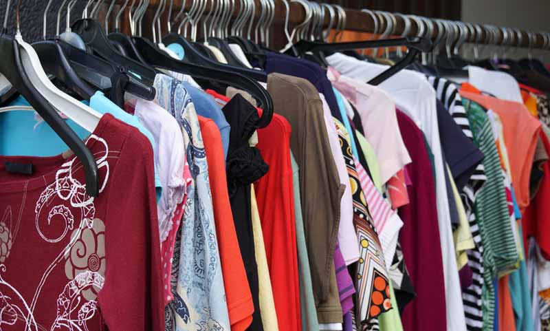7 einfache Tipps für weniger Abfall und Mist beim Online-Kleiderkauf 2 Kleiderständer mit Secondhand Kleidungsstücken.
(c) AdobeStock