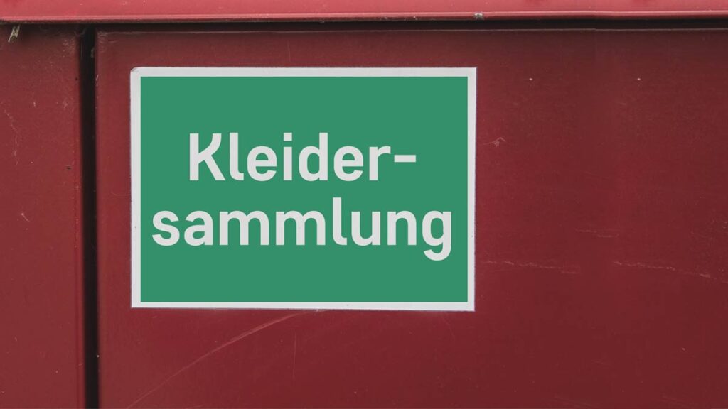 Schild "Kleidersammlung" auf einer roten Tonne. (c) AdobeStock