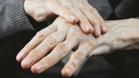 Die Hand einer alter Frau, die ihre andere Hand hält. (c) AdobeStock