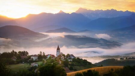 Ein Dorf in den Alpen bei Sonnenaufgang. (c) AdobeStock