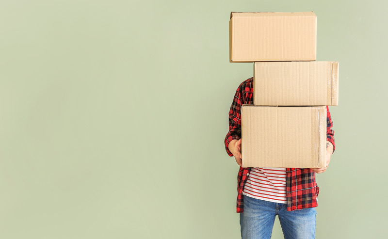 Probleme bei Paketzustellungen – Tipps für Konsumentinnen und Konsumenten 2 Eine Person mit drei großen Paketen.
(c) AdobeStock
