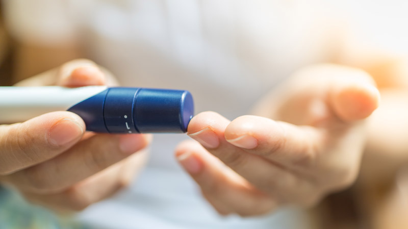 Gesunde pflanzliche Ernährung reduziert Diabetesrisiko um 24 Prozent 1 Die Hände einer Frau, die sich ihren Blutzucker misst, Stichwort gesunde pflanzliche Ernährung.
(c) AdobeStock
