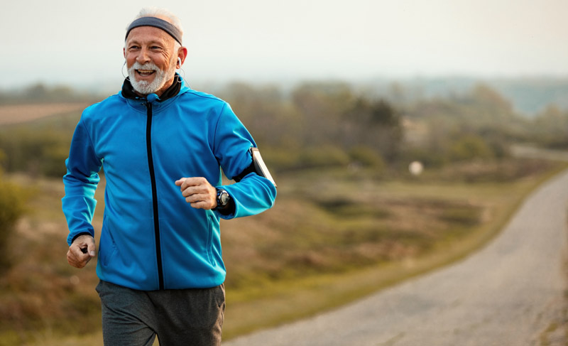 Gesunde pflanzliche Ernährung reduziert Diabetesrisiko um 24 Prozent 2 Ein älterer Mann beim Laufen.
(c) AdobeStock