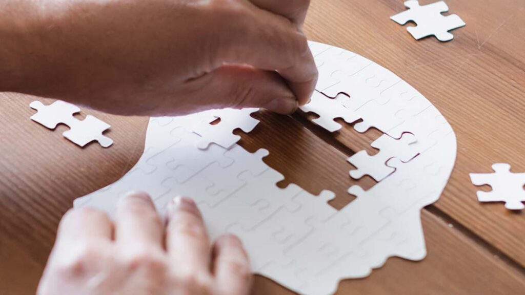 Demenz: Gezielte Prävention bei Risikogruppen ist ein gutes Investment Hände eines Mannes, der ein Puzzle eines Kopfes zusammen baut. (c) AdobeStock