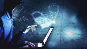 KI und zunehmende „digitale Verknüpfung“ erleichtern Phishing-Angriffe Darstellung eines Hackers vor einem Laptop. (c) AdobeStock