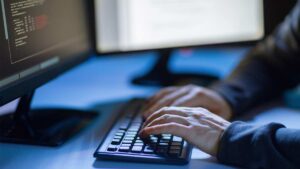 Die Hände eines Hackers auf einer Computertastatur. (c) AdobeStock