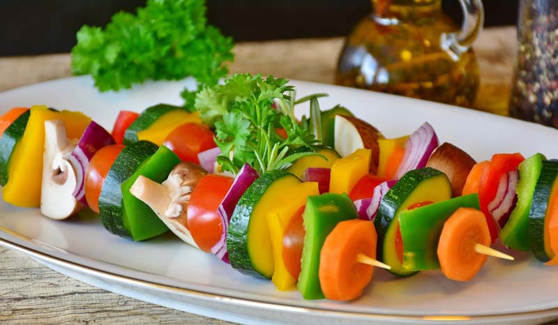 Vegane Lebensweise in Ö – Studie rund um die Vermeidung tierischer Produkte bei Lebensmitteln, Kosmetik und Co. 2 Gemüsespieße auf einem Teller.
(c) Pixabay.com