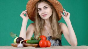Vegane Lebensweise in Ö – Studie rund um die Vermeidung tierischer Produkte bei Lebensmitteln, Kosmetik und Co. Eine junge Frau mit Strohhut, vor ihr Gemüse. (c) Pixabay.com