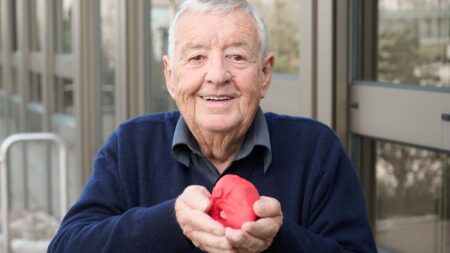 Ein lachender Mann, der in seinen Händen ein Herz hält. (c) Medizinische Universität Wien/ APA-Fotoservice/ Hörmandinger