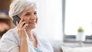 Eine ältere Frau beim Telefonieren mit einem Smartphone. (c) AdobeStock