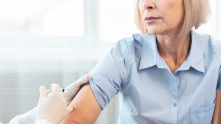 Der Arm einer älteren Frau, die eine Impfung erhält. (c) AdobeStock
