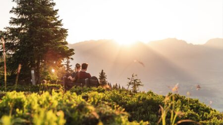 Ein Paar auf einer Bank in der Natur in Saalfelden-Leogang. (c) saalfelden-leogang.com/ Michael Geißler