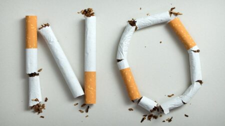 Das Wort No mit zerbrochenen Zigaretten. (c) AdobeStock