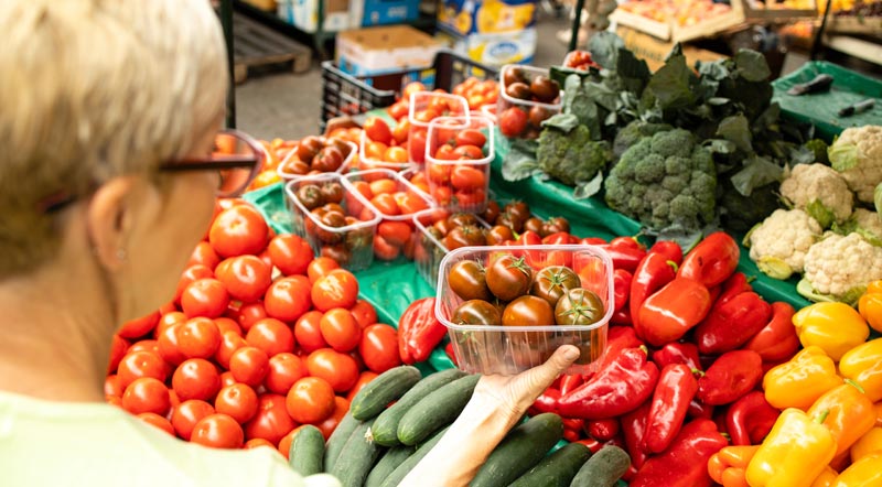Ernährungsempfehlungen: mehr Hülsenfrüchte, weniger Fleisch, Fisch und Milchprodukte 1 Eine Frau, die in einem Supermarkt in der Gemüseabteilung Paradeiser kauft, Stichwort Ernährungsempfehlungen.
(c) AdobeStock