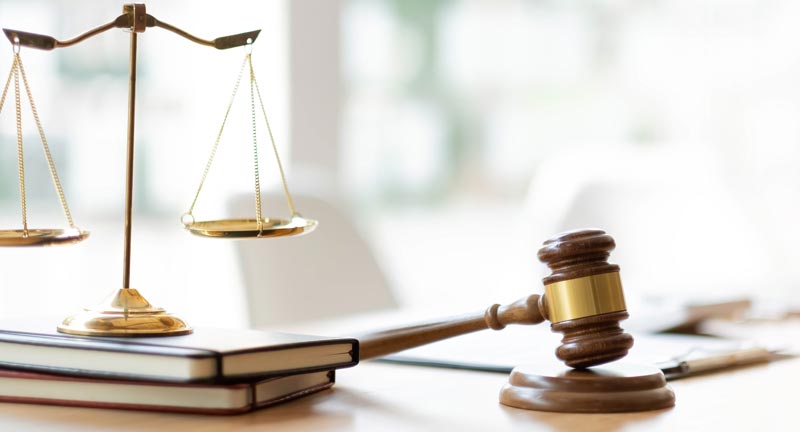 Worauf sollte man beim Abschluss einer Rechtsschutzversicherung achten? 2 Ein Richterhammer und eine Waage, Stichwort Rechtsschutzversicherung.
(c) AdobeStock
