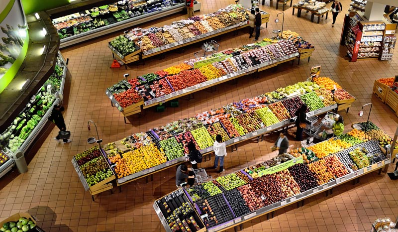 Lebensmittelverschwendung kommt teuer – Einfrieren, Einkochen und Co. sparen bares Geld 3 Obst- und Gemüseabteilung eines Supermarktes von oben.
(c) AdobeStock