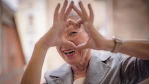Senior•innenvertreter mit „Forderungskatalog“ an die nächste Bundesregierung Eine lachende alte Frau, die vor ihrem Gesicht mit den Händen ein Herz formt. (c) AdobeStock