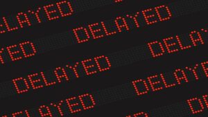 Reisebeschwerden: Wenn Urlaubslust zu Urlaubsfrust wird Anzeigetafel mit "Delayed". (c) AdobeStock